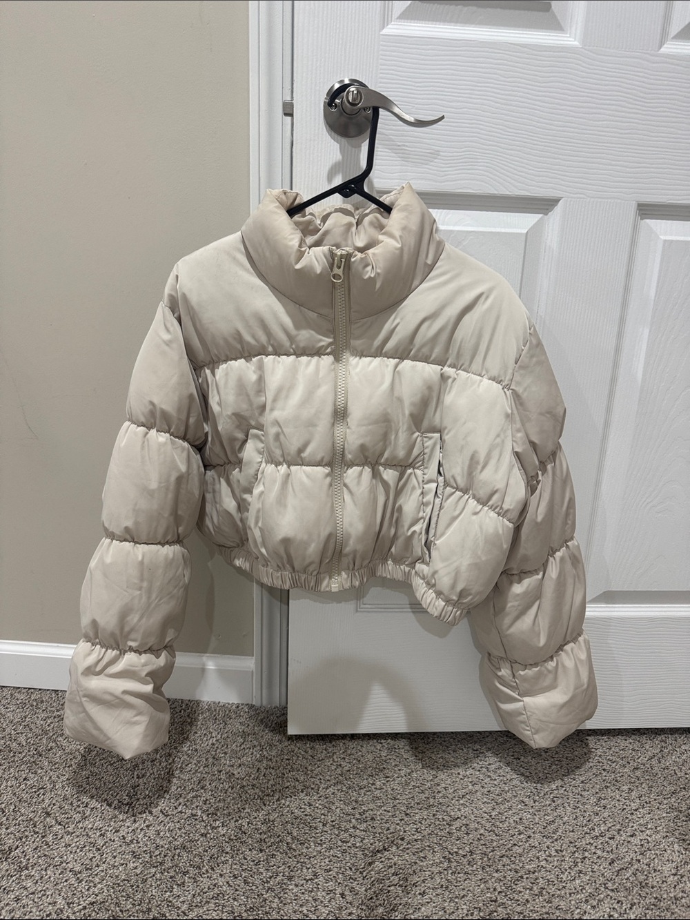 Cropped Puffer Jacket in Cream